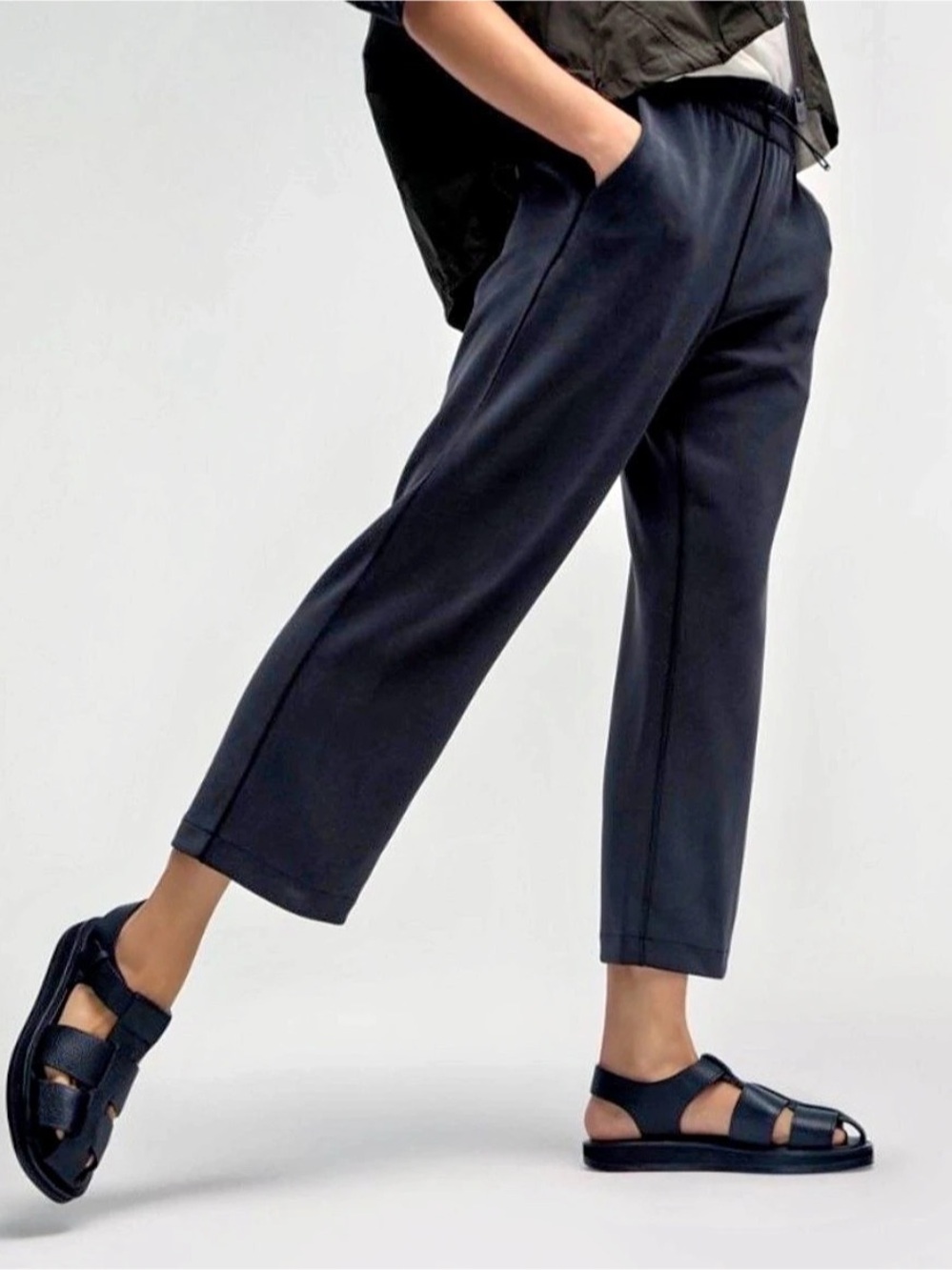 Lululemon Softstreme High-Rise Straight-Leg Cropped Pant Black, size 6